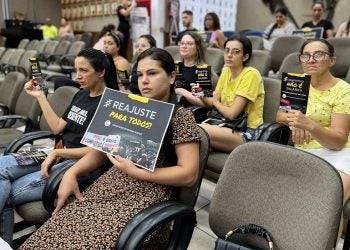 Professores da rede pública municipal de ensino de Foz manifestam posicionamento contrário ao pagamento do Completivo Salarial. - Foto: Assessoria