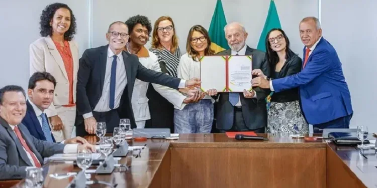 Sanção da lei que dá uma segurança a mais às mulheres vítimas de violência. Foto: Ricardo Stuckert / PR