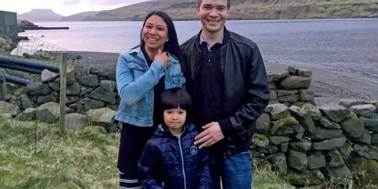 Athaya Slaetalid com o marido Jan e seu filho Jacob — Foto: BBC