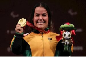 Mariana D’Andrea fez história e mostra a sua medalha dourada conquistada nos Jogos Paralímpicos de Tóquio/Foto: Takuma Matsushita/CPB