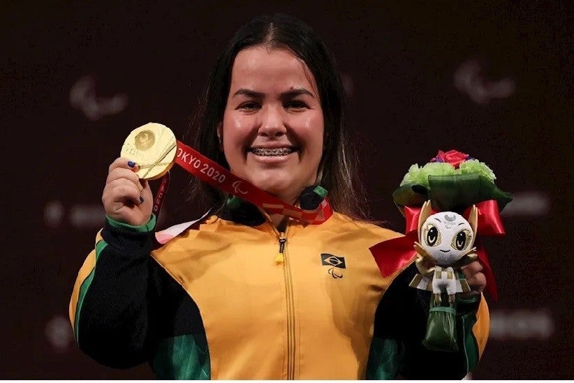 Mariana D’Andrea fez história e mostra a sua medalha dourada conquistada nos Jogos Paralímpicos de Tóquio/Foto: Takuma Matsushita/CPB