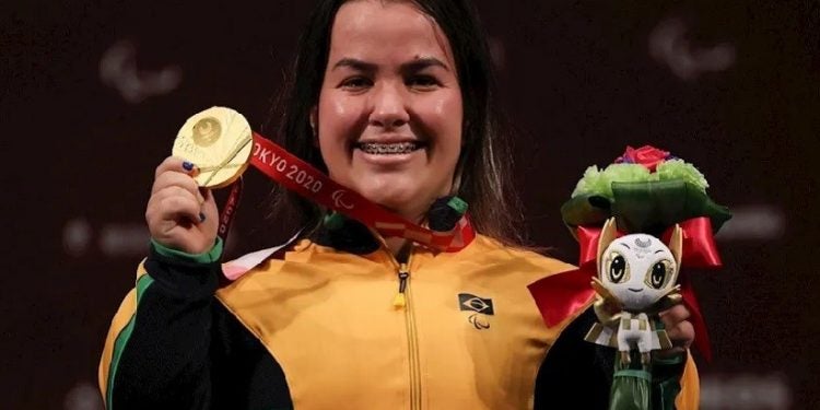 Mariana D’Andrea fez história e mostra a sua medalha dourada conquistada nos Jogos Paralímpicos de Tóquio/Foto: Takuma Matsushita/CPB