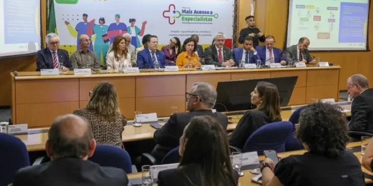 A ministra da Saúde, Nísia Trindade, durante apresentação da estratégia do Programa Mais Acesso a Especialistas, que visa dar mais agilidade ao processo para marcação de consultas e realização de exames no SUS - Foto: Valter Campanato/Agência Brasil