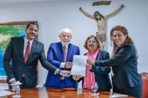 Presidente Lula assinou, nesta segunda-feira (4), parecer vinculante da AGU que deverá ser seguido por toda a Administração Pública Federal Direta e Indireta - Foto: Ricardo Stuckert/PR