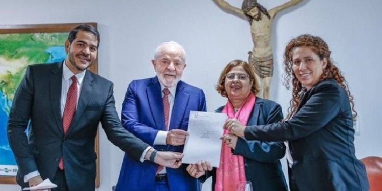 Presidente Lula assinou, nesta segunda-feira (4), parecer vinculante da AGU que deverá ser seguido por toda a Administração Pública Federal Direta e Indireta - Foto: Ricardo Stuckert/PR