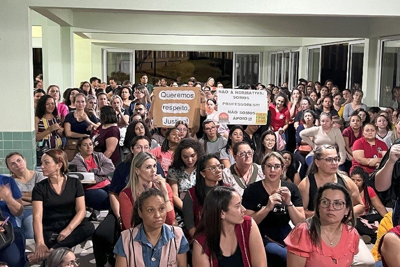Profissionais da educação manifestaram descontentamento com cartazes e gritos pedindo greve. (Fotos Assessoria)