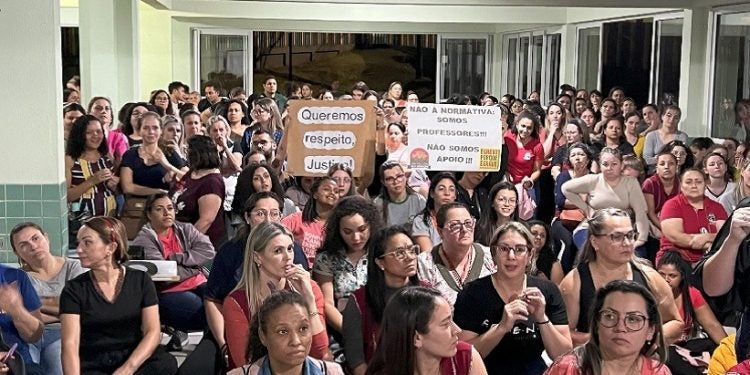 Profissionais da educação manifestaram descontentamento com cartazes e gritos pedindo greve. (Fotos Assessoria)