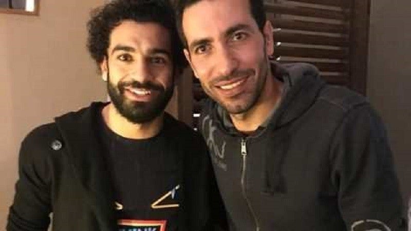 Mohamed Aboutrika, ex-meia e craque da seleção egípcia e seu sucessor, Mohamed Salah, hoje craque do Liverpool e seleção do Egito. Os jogadores são mulçumanos. – Foto: Reprodução/Middle East Eye