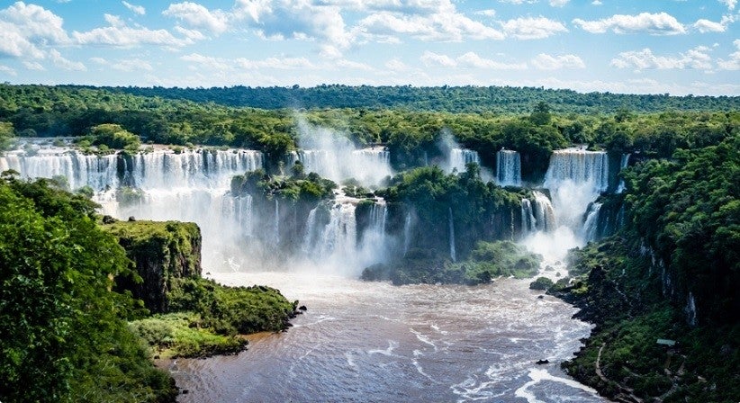 Foz do Iguaçu é conhecida mundialmente por suas cataratas. Um destino focado em natureza e aventura - Foto: Getty Images