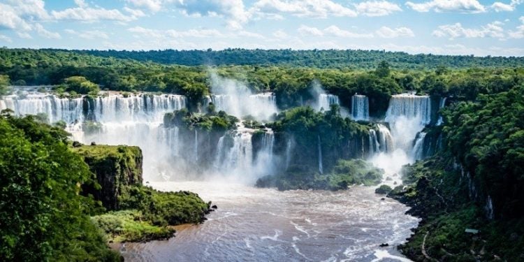 Foz do Iguaçu é conhecida mundialmente por suas cataratas. Um destino focado em natureza e aventura - Foto: Getty Images