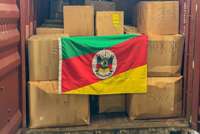Contêiner sendo abastecido com donativos para o Rio Grande do Sul: solidariedade de vários países. Foto: Divulgação