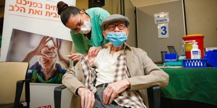 Nova dose será oferecida a todas as pessoas com mais de 60 anos e profissionais de saúde, mas requer aprovaçao do Ministério da Saúde