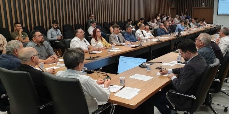 Sessão presencial e on-line do Codefoz reuniu a comunidade para aprovar as propostas – foto: Divulgação