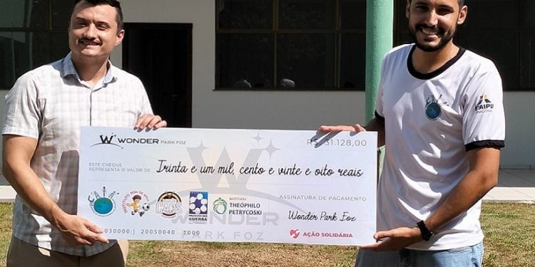 Foto: Jin Petrycoski, sócio proprietário do Wonder Park Foz fazendo a entrega da doação