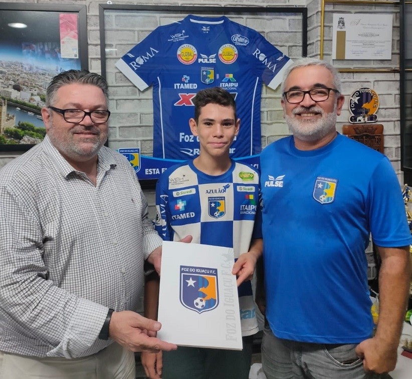 Henrique (diretor das categorias de base)  a jovem promessa do Sub-15 , o goleiro Henrique Mendoza, com o presidente Arif Osman. Foto: Assessoria