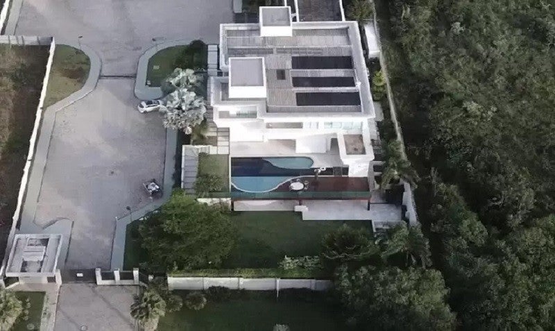 Casa de Flávio Bolsonaro tem 936 m² de área construída e 2.400 m² no total