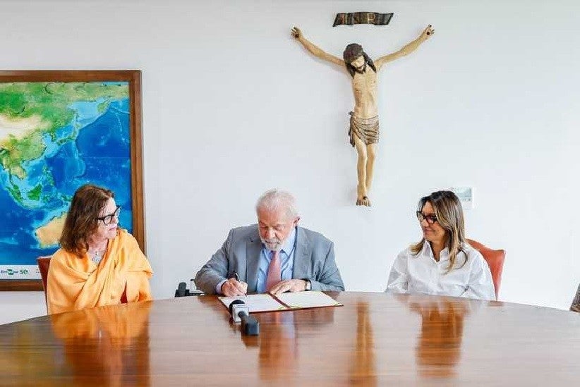 Presidente Lula com a ministra das Mulheres em exercício, Maria Helena Guarezi, e a primeira-dama, Janja Lula da Silva, durante a assinatura da lei. Foto: Ricardo Stuckert/PR