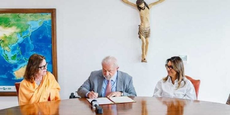 Presidente Lula com a ministra das Mulheres em exercício, Maria Helena Guarezi, e a primeira-dama, Janja Lula da Silva, durante a assinatura da lei. Foto: Ricardo Stuckert/PR