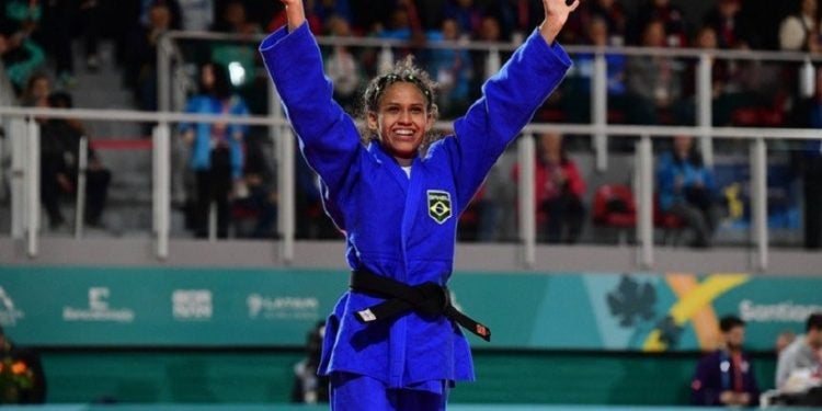 A jovem Aléxia Nascimento, de 21 anos, celebra a conquista do ouro na categoria até 48kg. Foto: Anderson Neves/CBJ