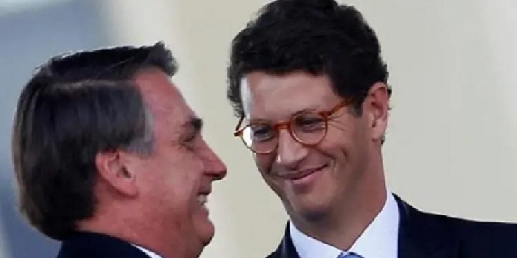 Presidente Jair Bolsonaro e ministro do Meio Ambiente, Ricardo Salles, durante cerimônia em Brasília Imagem: Reprodução