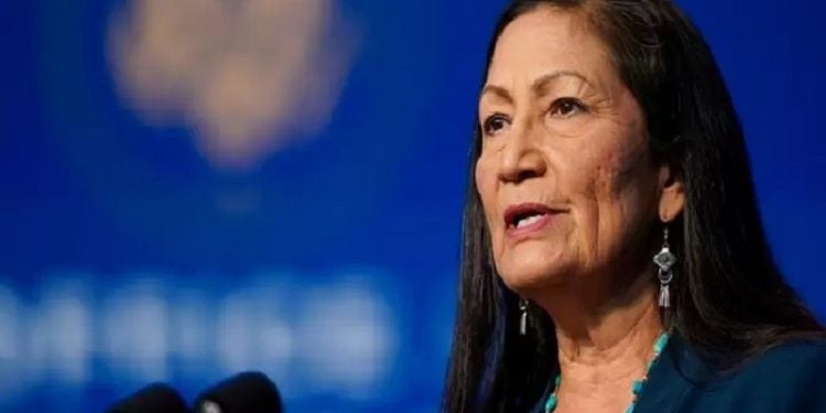 Integrante do povo indígena Laguna Pueblo, Deb Haaland foi eleita em 2018 deputada pelo Novo México