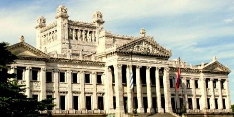 O Palácio Legislativo de Aguada, ao norte do centro da cidade, é atualmente a sede do Parlamento uruguaio / Foto:  Daytours4u