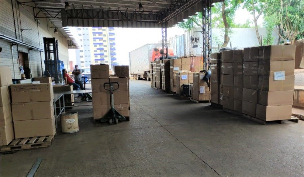 Mercadoria sendo retirada na RF. Bazar terá centenas de itens a preços acessíveis - Foto: Divulgação