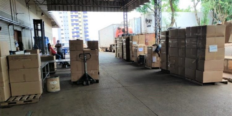 Mercadoria sendo retirada na RF. Bazar terá centenas de itens a preços acessíveis - Foto: Divulgação