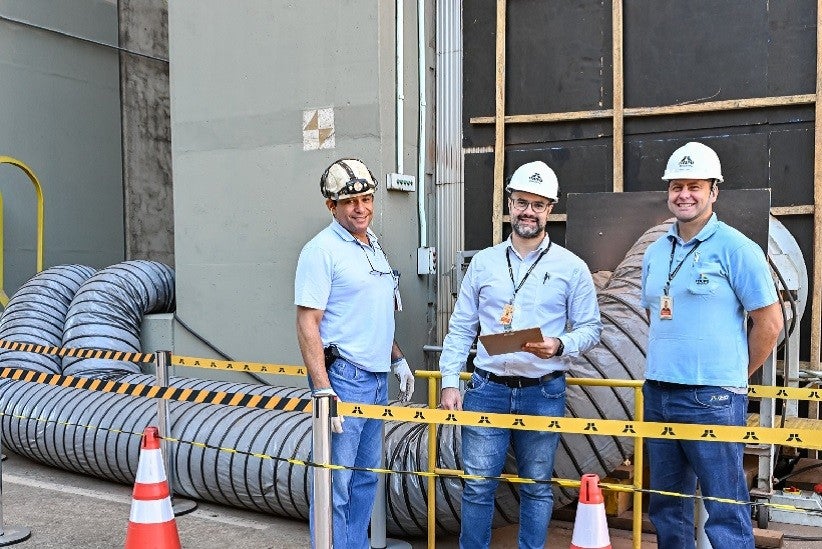 Manoel José de Souza e Ronaldo Gabriel de Lima Silva desenvolveram o equipamento sob supervisão de Nabor Ferreira Cabral. Foto: Rafa Kondlatsch/Itaipu Binacional