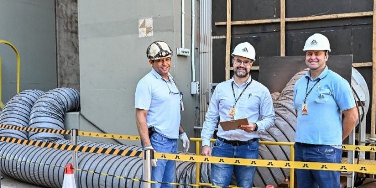 Manoel José de Souza e Ronaldo Gabriel de Lima Silva desenvolveram o equipamento sob supervisão de Nabor Ferreira Cabral. Foto: Rafa Kondlatsch/Itaipu Binacional