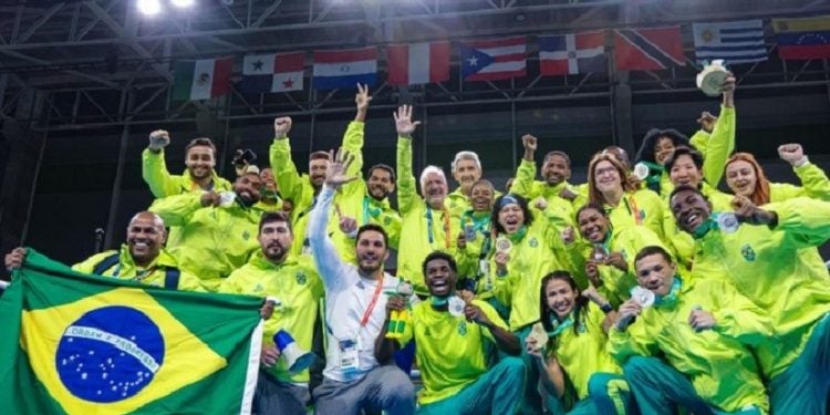 Equipe brasileira de boxe celebra a campanha histórica em Santiago. Foto: Wander Roberto / COB