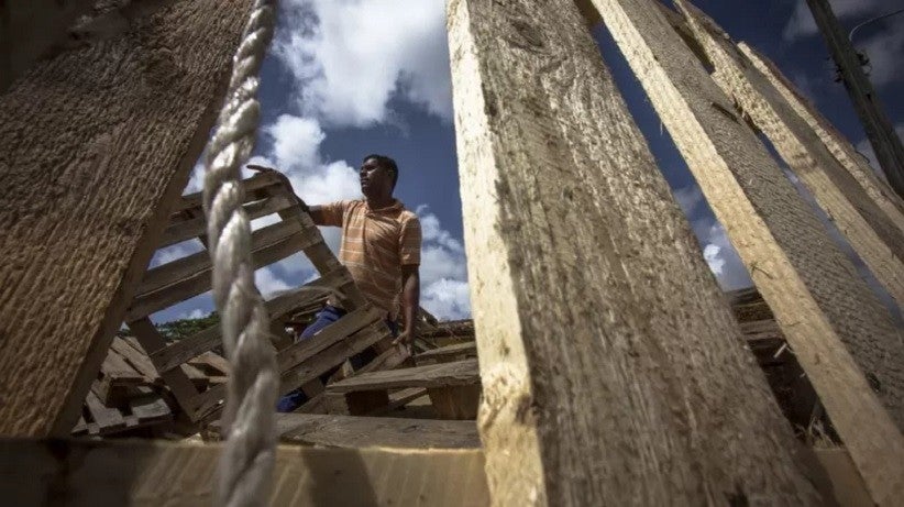 O pernambucano Carlos André dos Santos aprendeu a sobreviver do lixo e criou cooperativa que ajuda centenas de pessoas  - Fotos: Heudes Regos