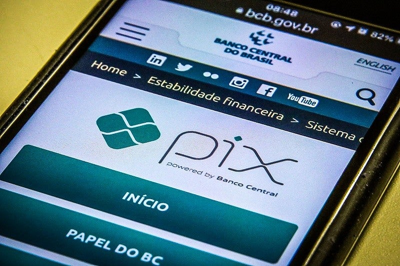 Pix é o pagamento instantâneo brasileiro. O meio de pagamento criado pelo Banco Central (BC) em que os recursos são transferidos entre contas em poucos segundos, a qualquer hora ou dia. É prático, rápido e seguro.