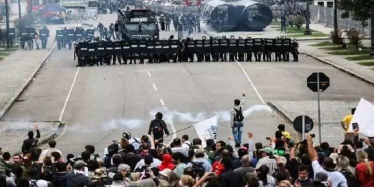 Repressão policial deixou cerca de 300 pessoas feridas - foto Joka Madruga-APP