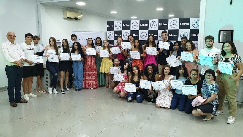 Estudantes recebe certificado do curso Educação e Empregabilidade - Foto Divulgação