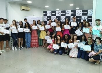 Estudantes recebe certificado do curso Educação e Empregabilidade - Foto Divulgação
