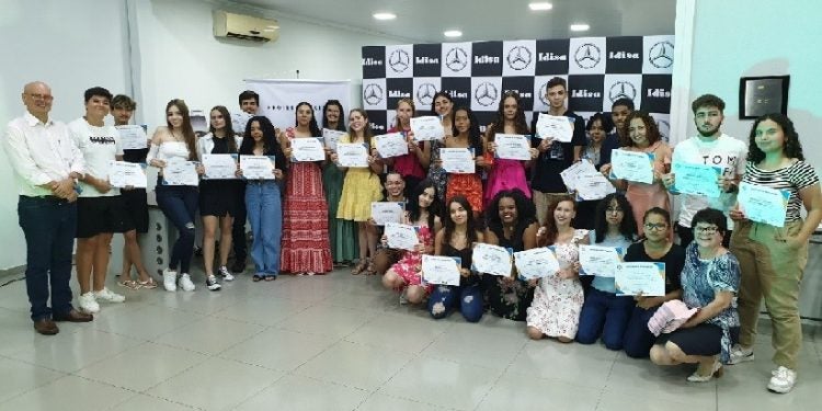 Estudantes recebe certificado do curso Educação e Empregabilidade - Foto Divulgação