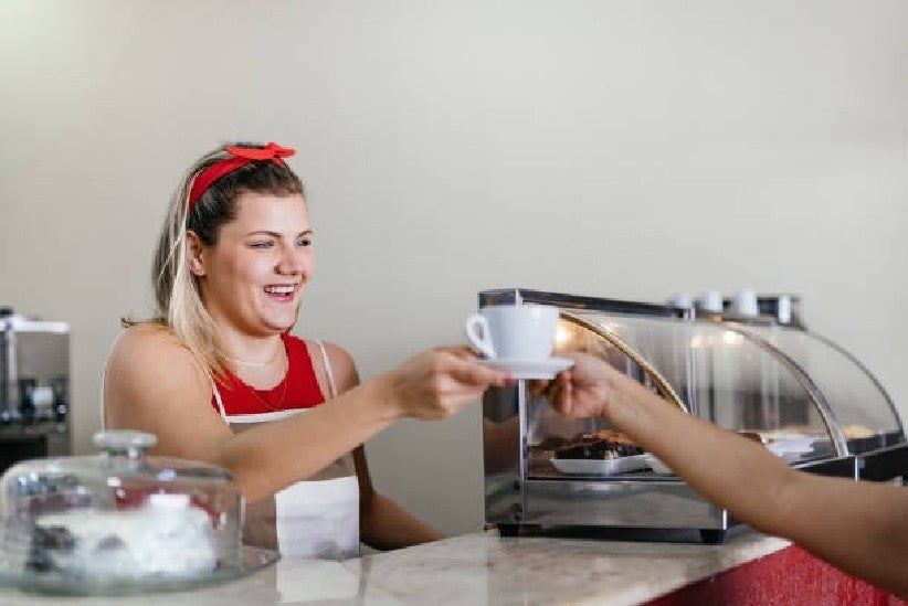 O número de vagas geradas e o crescimento do setor de serviços no PIB indicam a resiliência do setor de bares e restaurantes. Foto: IStock