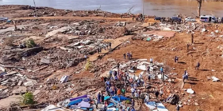 Presidente Lula durante visita ao bairro Passo de Estrela, em Cruzeiro do Sul (RS), destruído pelas enchentes que atingiram a região - Foto: Ricardo Stuckert / PR