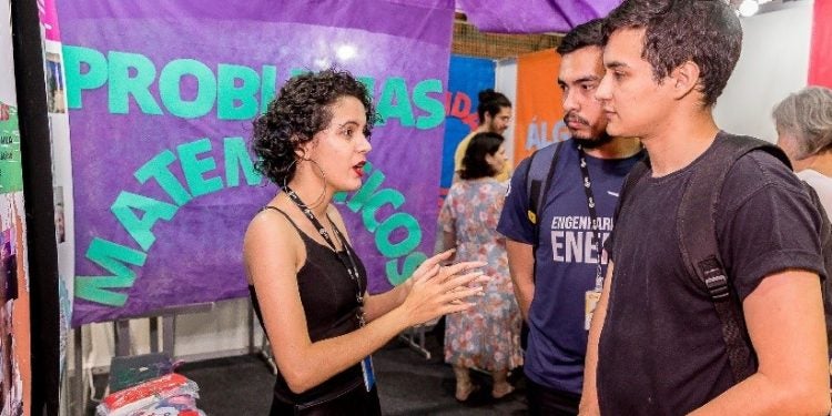 Estandes trazem uma amostra das pesquisas e discussões realizadas na Universidade