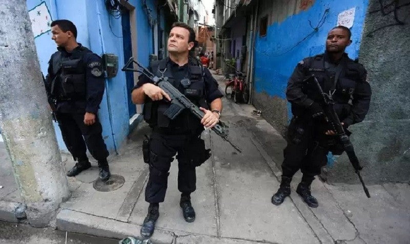 Policiais na favela do Caju, no Rio de Janeiro, em 2013 | Ratao Diniz/BrazilPhotos/Alamy Stock Photo