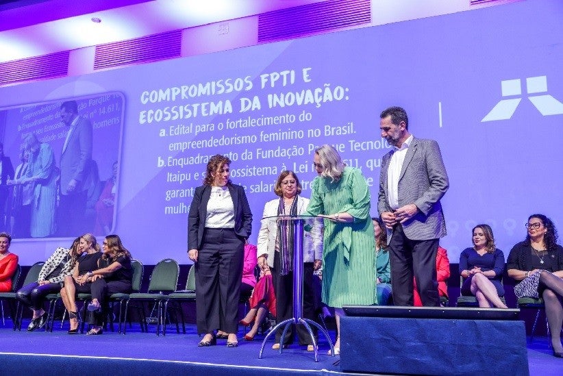 Da esquerda para a direita, a ministra da Gestão e da Inovação em Serviços públicos, Esther Dweck; ministra da Mulheres, Cida Gonçalves; diretora administrativo-financeira do PTI-BR, Clerione Herther e o diretor-geral brasileiro da Itaipu Binacional, Enio