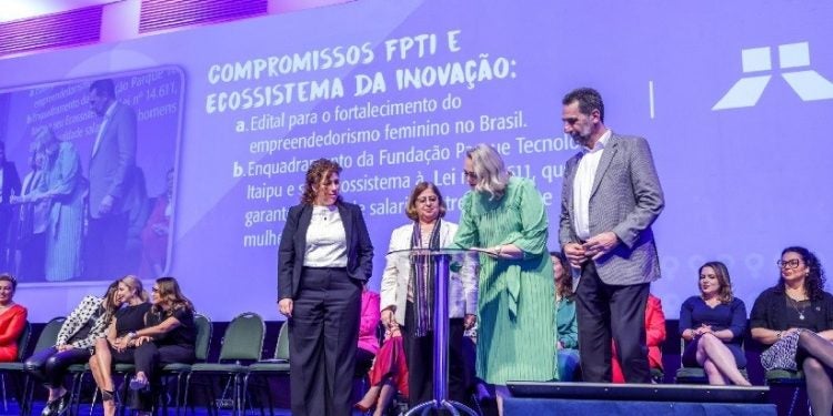 Da esquerda para a direita, a ministra da Gestão e da Inovação em Serviços públicos, Esther Dweck; ministra da Mulheres, Cida Gonçalves; diretora administrativo-financeira do PTI-BR, Clerione Herther e o diretor-geral brasileiro da Itaipu Binacional, Enio