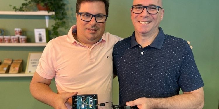 Os irmãos engenheiros Roberto e Ricardo Ramos com o dispositivo que inventaram para sincronizar semáforos - Foto; Assessoria