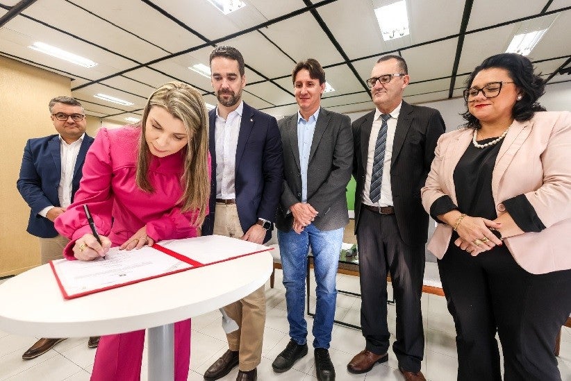 O governador Eduardo Leite assinou a concessão com a diretora executiva Juliane Nunes e a secretária de Meio Ambiente e Infraestrutura, Marjorie Kauffmann. - Crédito Fotográfico: Arquivo governo RS