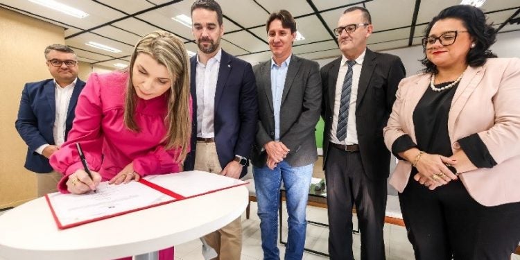 O governador Eduardo Leite assinou a concessão com a diretora executiva Juliane Nunes e a secretária de Meio Ambiente e Infraestrutura, Marjorie Kauffmann. - Crédito Fotográfico: Arquivo governo RS
