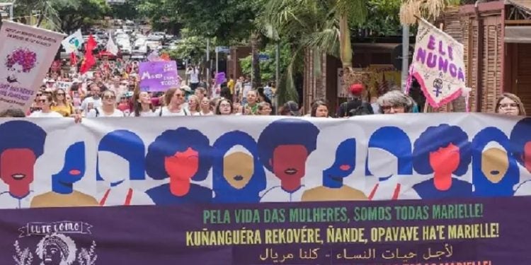 Passeata pelas ruas do centro de Foz recebeu apoio de comerciárias e de moradores que estavam em lojas. - Fotos: Marcos Labanca