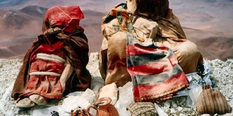 Duas das crianças encontradas no cume do Llullaillaco, a donzela e o menino, junto com seus artefatos.
