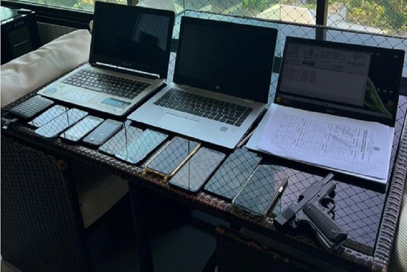 Celulares, computadores e arma aperendidos na Operação da PF desta segunda-feira Polícia Federal