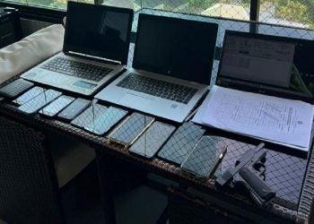 Celulares, computadores e arma aperendidos na Operação da PF desta segunda-feira Polícia Federal